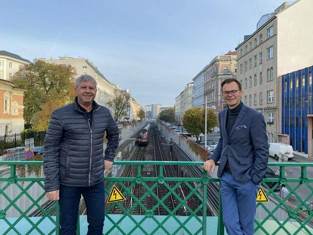 ÖVP-Klubobmann Ernst Tauschmann und Nikias Schaschinger (v.l.) sehen in einer  Überplattung der S-Bahntrasse großen Mehrwert. | Foto: ÖVP Landstraße