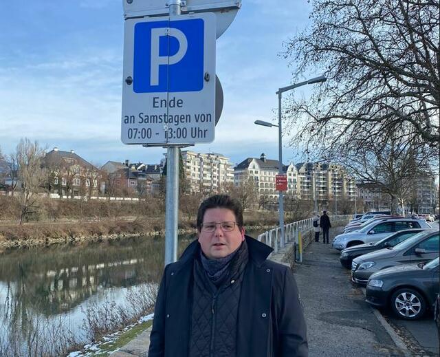 Stadtrat Christian Pober vor der neuen Parktafel. | Foto: Stadt Villach