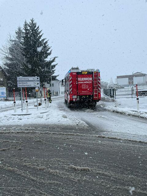 Die Freiwillige Feuerwehr Aurolzmünster gab am 2. Februar um 11.30 Uhr die Sperre der Weilbacher Landstraße vom Ortszentrum Aurolzmünster bis zum Ortszentrum Senftenbach bekannt. | Foto: FF Aurolzmünster