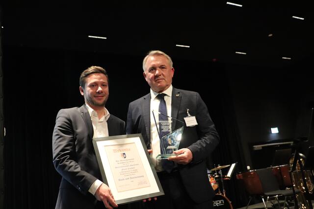 Seit 50 Jahren ist die Steiermärkische Sparkasse in Kalsdorf ansässig. Bgm. Manfred Komericky zeichnete Filialleiter Mario Riegler mit einer Urkunde aus. | Foto: Edith Ertl