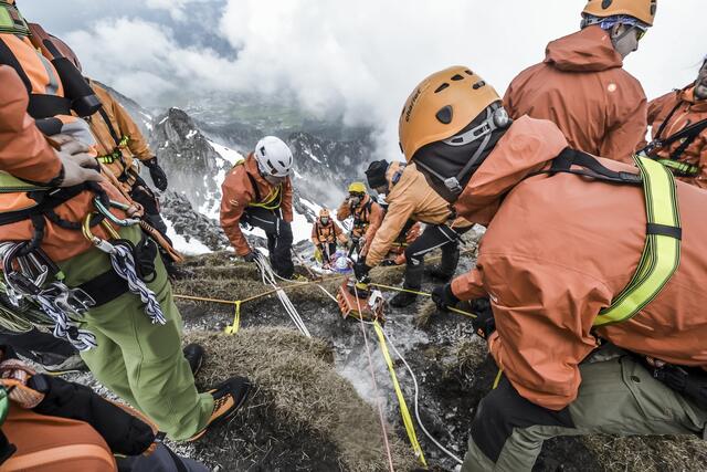 Übung Hohe Riffl-Nordwand: Die steirischen Bergretterinnen und Bergretter müssen mitunter körperlich fit und schwindelfrei sein. | Foto: H. Wolf