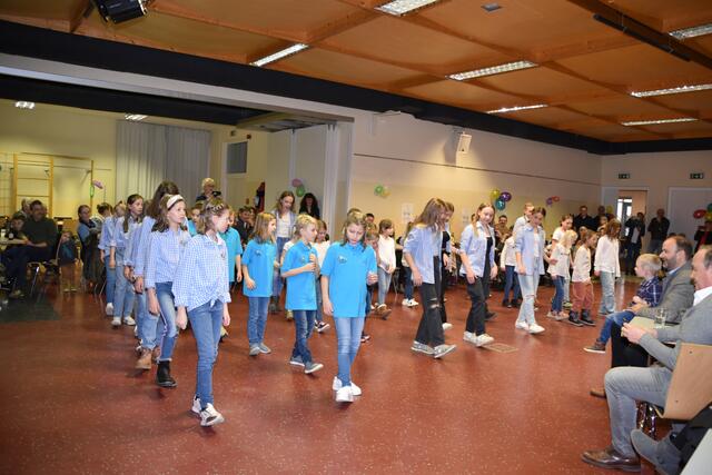 Rund 50 Kinder aus Schönberg und Mieders im Alter von 6 bis 13 Jahren machen Line Dance – Grund genug, das Können auch mal zu zeigen! | Foto: Kainz