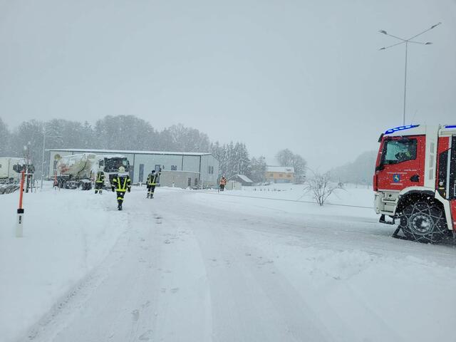 Die Freiwillige Feuerwehr Lohnsburg im Einsatz bei einer Lkw-Bergung am Häuperl Kreisverkehr. Der Lkw kam trotz Schneeketten nicht mehr voran, berichten die Einsatzkräfte. | Foto: FF Lohnsburg