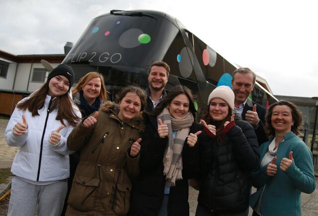 2. Reihe: Stefanie Weingartner (Vermögensbetreuerin Sparkasse OÖ in Enns), Raimund Oberaigner (Regionaldirektor Enns-St. Valentin, Sparkasse OÖ), Werner Dietl (Schulleiter BRG Enns) und Klassenlehrerin Tanja Klambauer mit Schülerinnen der 4A. | Foto: Sparkasse OÖ