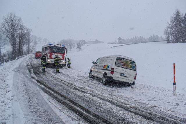 Am Magdalenaberg in Inzersdorf blieben Fahrzeuge hängen. | Foto: TEAM FOTOKERSCHI.AT / RAUSCHER