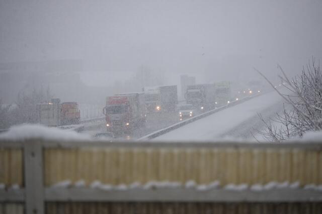 Bei Ried im Traunkreis blieben immer wieder Lkw  im Schneematsch stehen. | Foto: laumat.at/Matthias Lauber