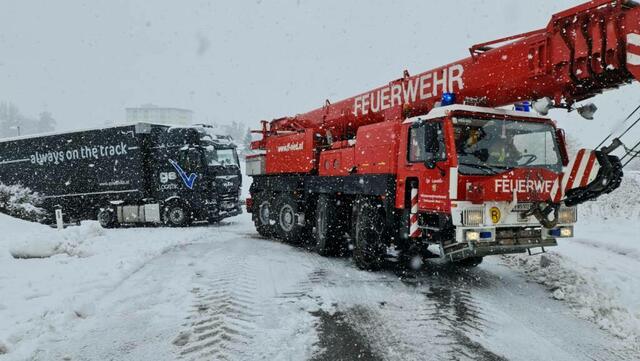 Die Freiwillige Feuerwehr Ried war mit dem Kranfahrzeug mehrere Stunden im Einsatz, um an verschiedenen Einsatzorten hängengebliebene Lkw zu bergen.  | Foto: Freiwillige Feuerwehr Ried
