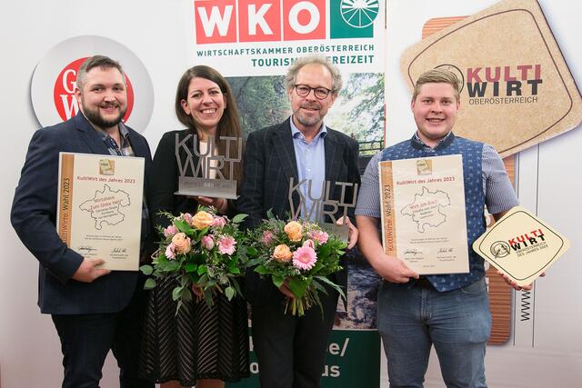 KultiWirte des Jahres 2023 (v. l.): Christian Drack und Sarah Stockinger („Zum Onke Heli“), Josef und Christoph Naderer (Wirt am Bach).
