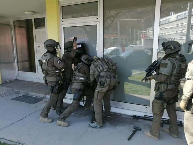 Die Cobra stürmte in das Zimmer und nahm den gesuchten Straftäter widerstandslos fest. | Foto: Symbolbild: Bundesministerium für Finanzen