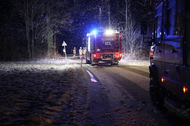 Anhaltende Schneefälle und starke Sturmböen führen zum blockierten Straßen durch umgefallene Bäume. Wie hier in Buchkirchen standen die Feuerwehren vielerorts im Einsatz. | Foto: Matthias Lauber/laumat.at