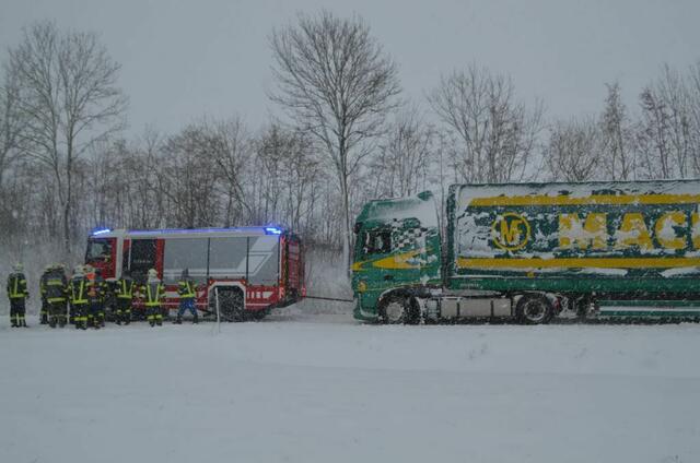 Am Kematinger Berg unterstützte die Freiwillige Feuerwehr Lohnsburg die Einsatzkräfte aus Kemating bei der Bergung eines Lkw. | Foto: FF Lohnsburg
