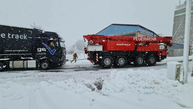 Die Freiwillige Feuerwehr Ried war mit dem Kranfahrzeug mehrere Stunden im Einsatz, um an verschiedenen Einsatzorten hängengebliebene Lkw zu bergen.  | Foto: Freiwillige Feuerwehr Ried