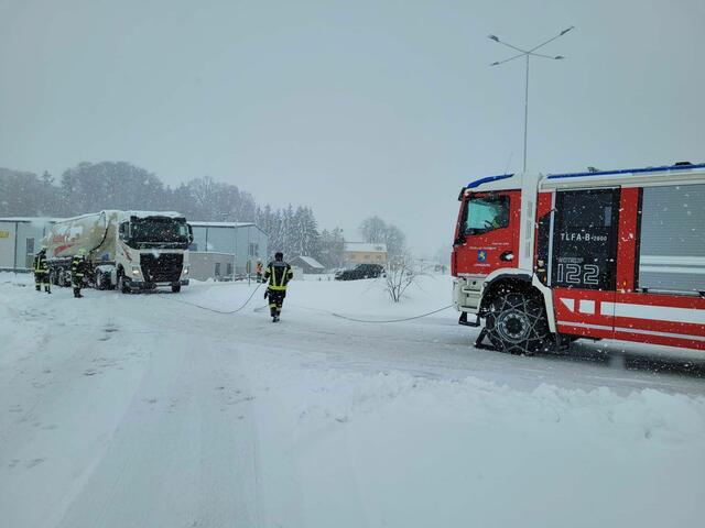 Die Freiwillige Feuerwehr Lohnsburg im Einsatz bei einer Lkw-Bergung am Häuperl Kreisverkehr. Der Lkw kam trotz Schneeketten nicht mehr voran, berichten die Einsatzkräfte. | Foto: FF Lohnsburg