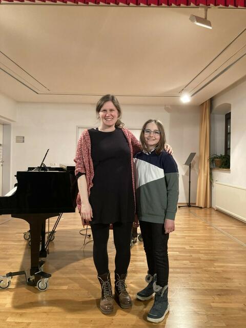 Simone Matheisl und Schülerin Lea Steigerstorfer.  | Foto: LMS Steinbach/Steyr