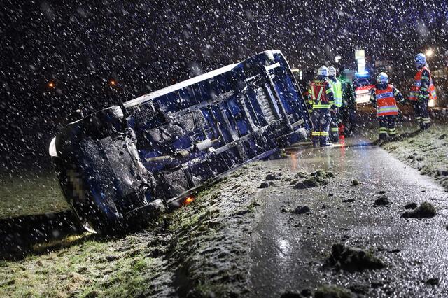 Im Schneegestöber verlor der Lenker eines Kleintransporters in Marchtrenk die Kontrolle über sein Fahrzeug und kam von der Fahrbahn ab. | Foto: laumat.at
