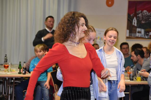 Auch die Weltmeisterin im Line Dance, Kamila Gleirscher aus Neustift, tanzte mit | Foto: Kainz