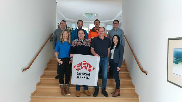 Foto: v.l.: (vorne) Eveline Größ, Andi Hitz (GBH) Werner Traxler-Weidenauer, Andrea Wallner. (hinten) Johannes Göschl, Markus Brock, Niklas Böhm, Andreas Höbarth | Foto: GBH - Gewerkschaft Bau Holz