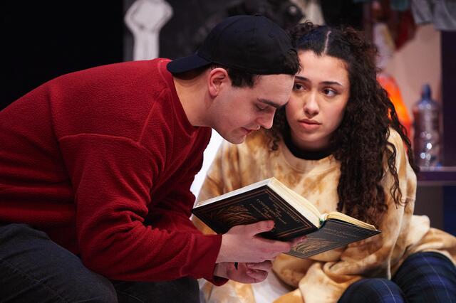 Langsam kommen sich Anthony (Tom Stuttard) und Xena Bassel (Caroline) näher. | Foto: Vienna's English Theatre