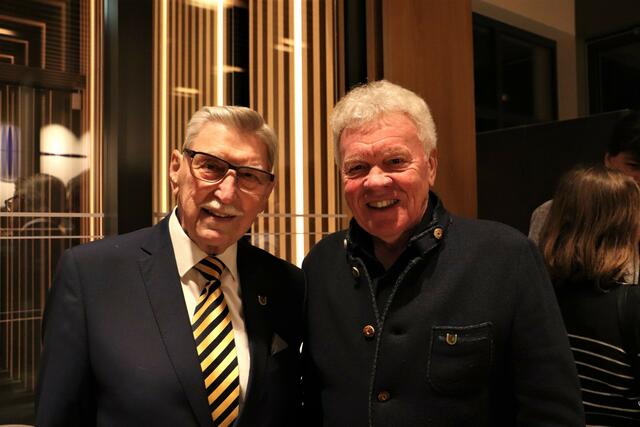 Ehrenbürger Helmut Adam und Ehrenringträger Johann Reichhardt gestalteten in ihrer politischen Funktion Kalsdorf maßgeblich mit.  | Foto: Edith Ertl