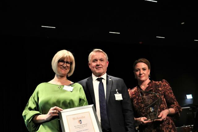 Apotheke und Apothekerin mit Herz: Uli Walther nahm zur Ehrung ihre längsdienende Mitarbeiterin Jasmin Löschnigg mit auf die Bühne. Die Aptoheke beschäftigt 19 Mitarbeiter und besteht seit 60 Jahren.  | Foto: Edith Ertl