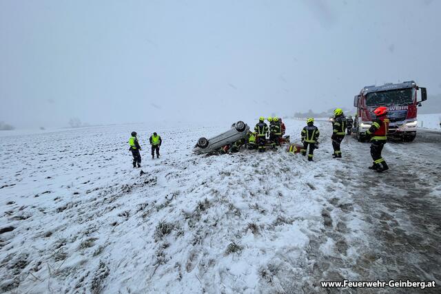 Um 7.47 Uhr wurden am 2. Februar die Freiwilligen Feuerwehren Gurten, Moosham und Geinberg zu einem "Verkehrsunfall mit mehreren eingeklemmten Personen" auf der L1102 in Oberaichet, Gemeinde St. Georgen alarmiert. | Foto: FF Geinberg