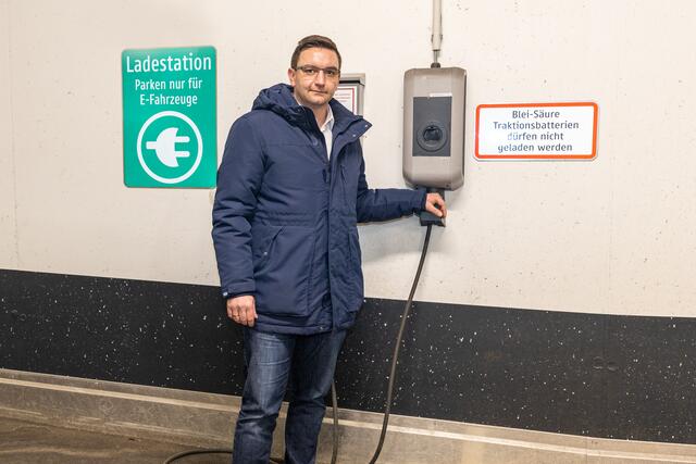 Bürgermeister Karl-Heinz Koll bei der E-Ladestation in der Tiefgarage Zentrum. | Foto: Stadtarchiv Traun