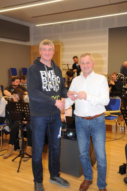 Schlüsselübergabe in Draßmarkt: Bürgermeister Anton  Wiedenhofer (rechts) wünscht dem Musikverein und seinem Obmann Heinz Schlögl alles Gute in den neuen Räumlichkeiten. | Foto: Gemeinde Draßmarkt