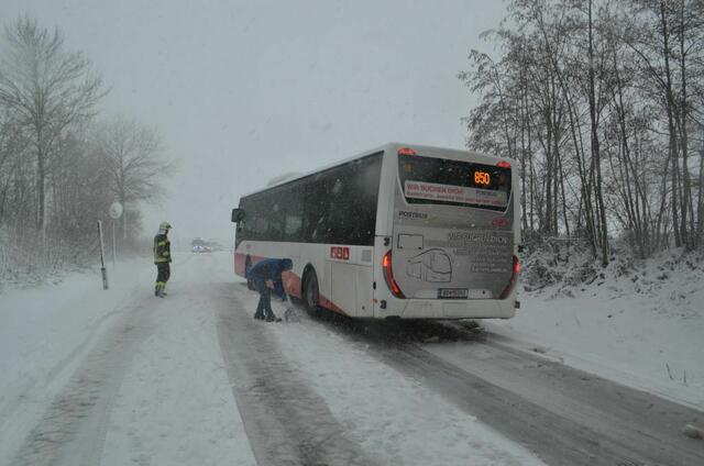 Während der Lkw-Bergung am Kematinger Berg musste der gesamte Straßenabschnitt gesperrt werden, berichtet die Freiwillige Feuerwehr Lohnsburg. | Foto: FF Lohnsburg