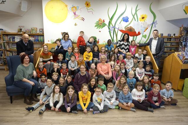 Bürgermeister Thomas Vasku (rechts im Bild), Büchereileiterin Melitta Schraml (sitzend) und Gerhard Flossmann mit den Schulanfängerkindern und den Pädagoginnen der vier Loosdorfer Kindergärten | Foto: Marktgemeinde Loosdorf