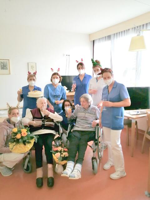 Jubilarinnen im PBZ Bad Vöslau feiern mit dem liebevollen Pflegeteam: Beate Stangl, Bolor Zorgit, Bewohnerin Minna-Annemarie Weinkorn, Suzana Schweiger, Annemarie Hirschhofer, Petra Marx, Bewohnerin Irma Hänsel, Theresa Mentasti und Christine Neufeld. | Foto: LGA – PBZ Bad Vöslau