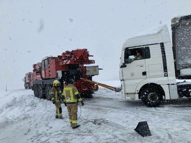 Die Freiwillige Feuerwehr Ried war mit dem Kranfahrzeug mehrere Stunden im Einsatz, um an verschiedenen Einsatzorten hängengebliebene Lkw zu bergen.  | Foto: Freiwillige Feuerwehr Ried