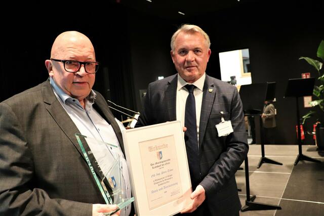 Seit dem letzten Wirtschaftstag in 2020 siedelten sich 100 neue Betriebe in Kalsdorf an. Mit ein Motor ist GR Peter Tabor, der für sein 10jähriges Engagement um den Wirtschaftsstandort Kalsdorf von Bgm. Manfred Komericky (re) geehrte wurde. | Foto: Edith Ertl