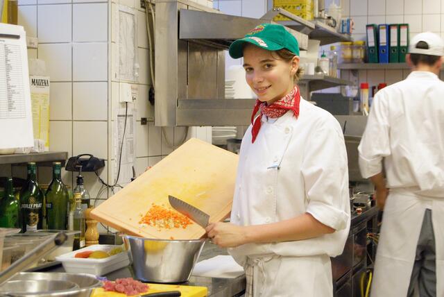 Gerade in der Gastronomie wird auch in unserem Bezirk händeringend nach Lehrlingen gesucht. | Foto: AMS / DoRo Filmproduktion