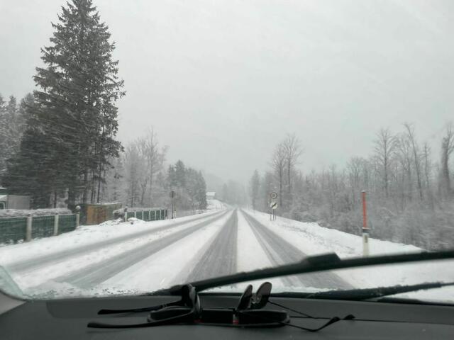 Aufgrund der aktuellen Wetterlage kommt es auf vielen Straßen in Oberösterreich derzeit zu Behinderungen. Auch der Regionalbusverkehr des OÖ Verkehrsverbundes im Salzkammergut ist davon betroffen. | Foto: Privat