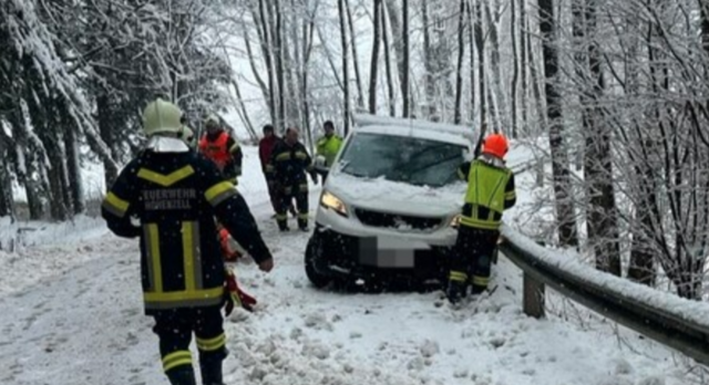 Pkw-Bergung am 2. Februar um kurz nach 11 Uhr in Dürnberg, Hohenzell. | Foto: Freiwillige Feuerwehr Hohenzell