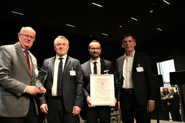 Bgm. Manfred Komericky (2.v.r.) mit Bertram Schall, Andreas Plank und Franz Kreinz von der RB Region Graz-Thalerhof bei der Urkundenverleihung. | Foto: Edith Ertl