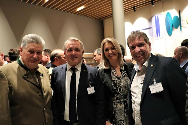 Über florierende Betriebe freut man sich über Gemeindegrenzen hinweg: die Bgm. Willi Rohrer/Werndorf, Manfred Komericky/Kalsdorf, Barbara Walch/Wundschuh und Erich Gosch/Feldkirchen | Foto: Edith Ertl