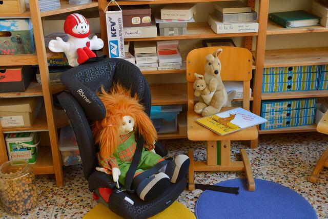 Mit der Aktion „Känguru“ werden Volksschüler von Helmi, seiner Freundin Julia und dem Känguru „Gurti“ spielerisch auf die Gefahren des Nicht-Anschnallens und des Falsch-Anschnallens aufmerksam gemacht. | Foto: Kuratorium für Verkehrssicherheit
