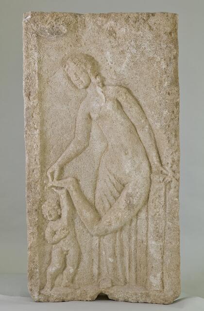 Seitenwand einer Aeducula, auf der Außenseite Venus, sich mit der linken Hand auf einen Pfeiler stützt und deren angehobener linker Fuß von Amor abgestützt wird. Auf der Innenseite zwei nach links gewendete Opferdiener mit Krug und Schale

 | Foto: BDA, P. Laubenstein
