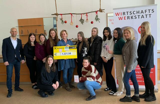 Das engagierte Projektteam der HBLW-Wirtschaftswerkstatt übergibt Simone Orgler vom Verein „Kaprun hilft“ den großzügigen Spendenscheck.   Foto: HBLW Saalfelden