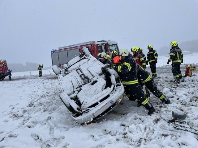 Die Freiwilligen Feuerwehren Moosham, Geinberg und Gurten im Einsatz in St. Georgen bei Obernberg. | Foto: FF Moosham