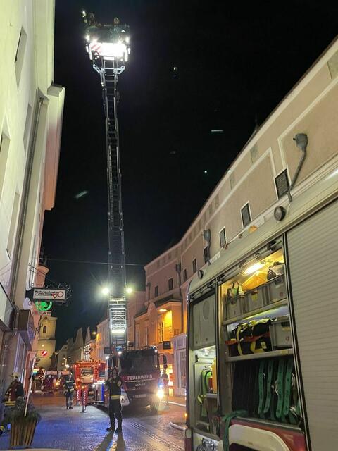 Mehrere Feuerwehrfahrzeuge waren am Einsatzort. | Foto: FF Krems