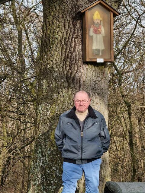 Als Obmann des Verschönerungsvereins ließ Fredi Bankerl zum Verweilen aufstellen und die Skulptur des Hl. Nikolaus anfertigen. | Foto: Foto: Ruf
