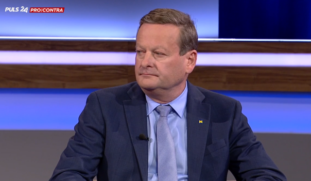 Die Causa Waldhäusl zieht weiter Kreise – nun auch in Wien. Vor dem Laaerberg Gymnasium in Favoriten hängten Rechtsextreme am Freitag in der Früh ein rassistisches Banner auf. | Foto: Screenshot PULS 24