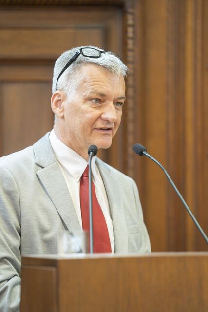 Finanzstadtrat Manfred Eber (KPÖ) gab am Freitag das Ergebnis der Koalitionsklausur bekannt. | Foto: Stadt Graz/Foto Fischer