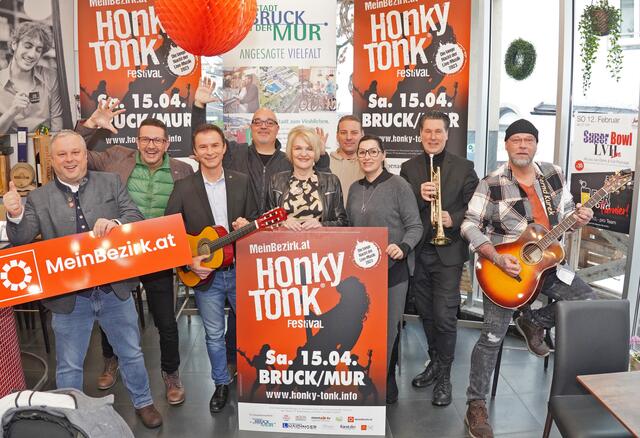 WOCHE-Geschäftsführer Werner Moritz (l.), Bürgermeisterin Andrea Winkelmeier (5.v.l.), Veranstalter Wolfgang Koinig (4.v.l. ) und die Sponsoren, Brucker Wirte und Musiker freuen sich über die Rückkehr der langen Nacht der Livemusik. | Foto: Stadt Bruck/Sikora
