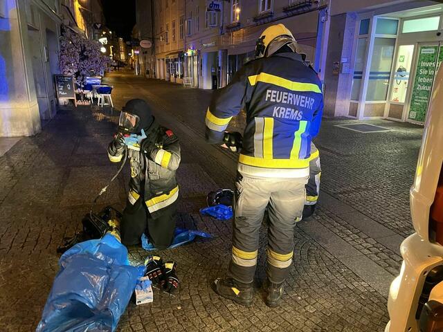 Die Feuerwehrleute bereiten sich auf den Einsatz vor. | Foto: FF Krems