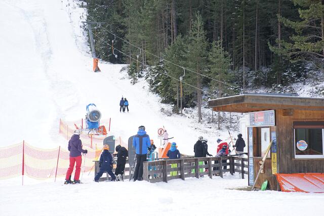 Neben dem Schlepplift helfen auch „Zauberteppich“-Förderbänder beim Genießen des Schneevergnügens. | Foto: Matt