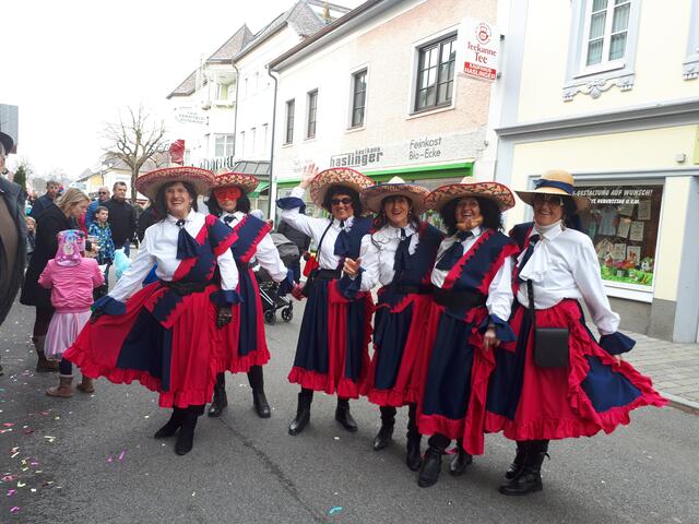 Buntes Treiben am Attersee. Auch heuer ziehen die Narren wieder um den See. Los geht's am 18. Februar in Schörfling am Attersee.  | Foto: TVB Attersee Attergau/ Simone Suess