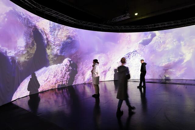 Im Oval eines mobilen Pavillons werden die Themen Biodiversität und Klimawandel in Form von Videokunst behandelt. | Foto: UMJ/J.J. Kucek